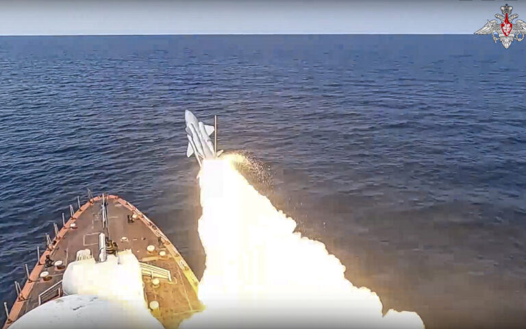 Επίθεση με drones εναντίον πολεμικού πλοίου της στη Μαύρη Θάλασσα κατήγγειλε η Ρωσία