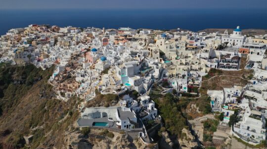 Ποιος θα κρίνει πόσο «αντέχει» ένα νησί;