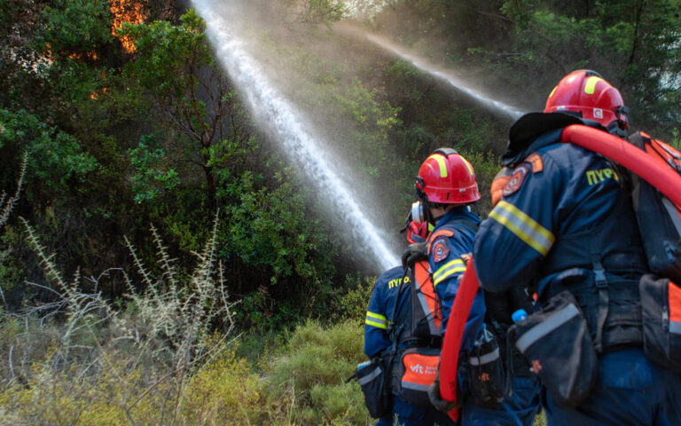 Πυροσβεστική: Υπό μερικό έλεγχο οι φωτιές σε Πλάτανο Ηλείας και Στράτο Αγρινίου
