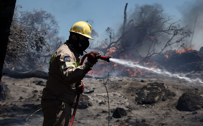 Φωτιά στη Κέρκυρα: Μήνυμα 112 για εκκένωση των περιοχών Καλαμάκι και Απραός