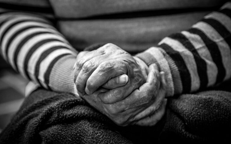 Ηράκλειο: «Εφοδος» σε γηροκομείο μετά από καταγγελίες για τις συνθήκες διαβίωσης – Συνελήφθη ο ιδιοκτήτης