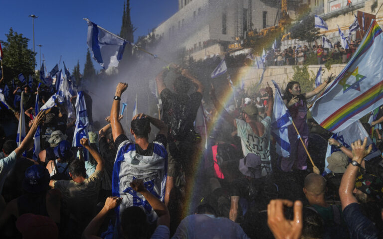 Ισραήλ – Δικαστική μεταρρύθμιση: Πύρρειος νίκη για Νετανιάχου, χιλιάδες στους δρόμους