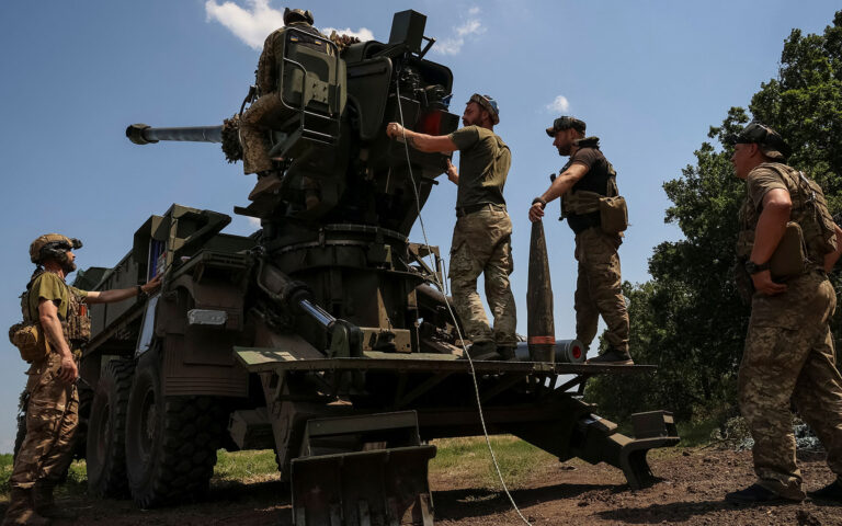ΗΠΑ: Προς αποστολή «αμφιλεγόμενων πυρομαχικών διασποράς» στην Ουκρανία