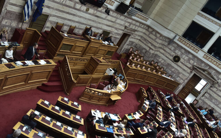 Ψηφίστηκε το νομοσχέδιο για τα μεικτά πληρώματα στο ΕΚΑΒ