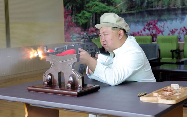 Ο Κιμ Γιονγκ Ουν επιθεώρησε εργοστάσια όπλων – Φωτογραφήθηκε να πυροβολεί