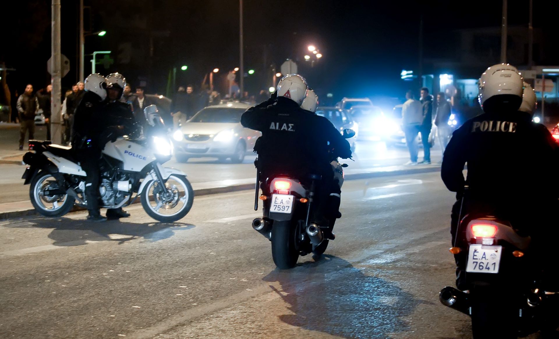 Νύχτα έντασης στην παραλιακή με κόντρες, καπνογόνα και ΜΑΤ – Τα βίντεο στο TikTok