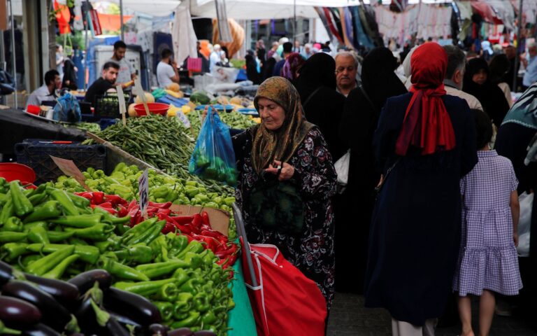 Ο υψηλός πληθωρισμός ωθεί τους Τούρκους σε αγορές μετοχών