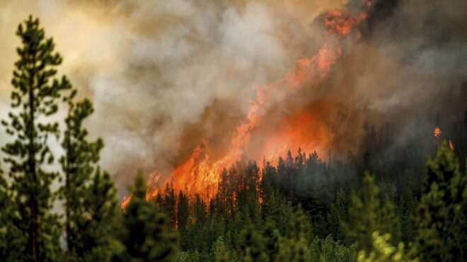 πυρκαγιές-στον-καναδά-εκκενώνεται-πλ-562585480