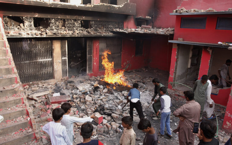 Πακιστάν: Βανδάλισαν εκκλησίες και έβαλαν φωτιά σε σπίτια χριστιανών