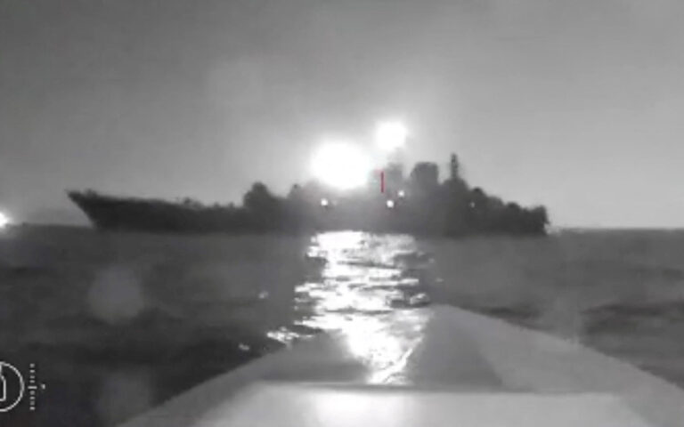 Οι Ουκρανοί υποστηρίζουν ότι έπληξαν με drones ρωσικό πλοίο στη Μαύρη Θάλασσα