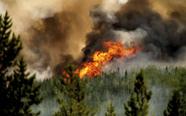 Πυρκαγιές στον Καναδά: Εκκενώθηκε η μεγαλύτερη πόλη στα βορειοδυτικά