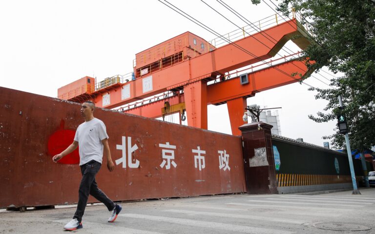 Το Πεκίνο υπόσχεται αναπτυξιακά μέτρα, αλλά οι επενδυτές δεν πείθονται