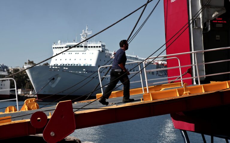 Πειραιάς: Επεσαν από πλοίο δύο ναύτες – Μεταφέρθηκαν στο νοσοκομείο