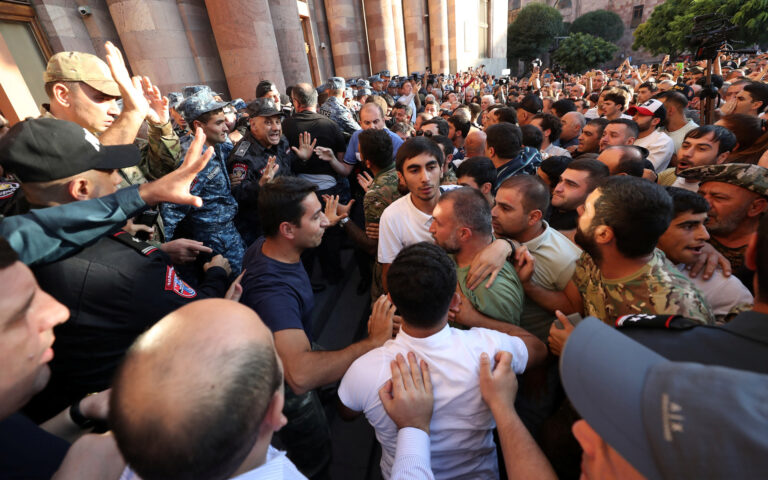 Αρμενία: Διαδηλωτές στο Γερεβάν ζητούν την παραίτηση του πρωθυπουργού Πασινιάν