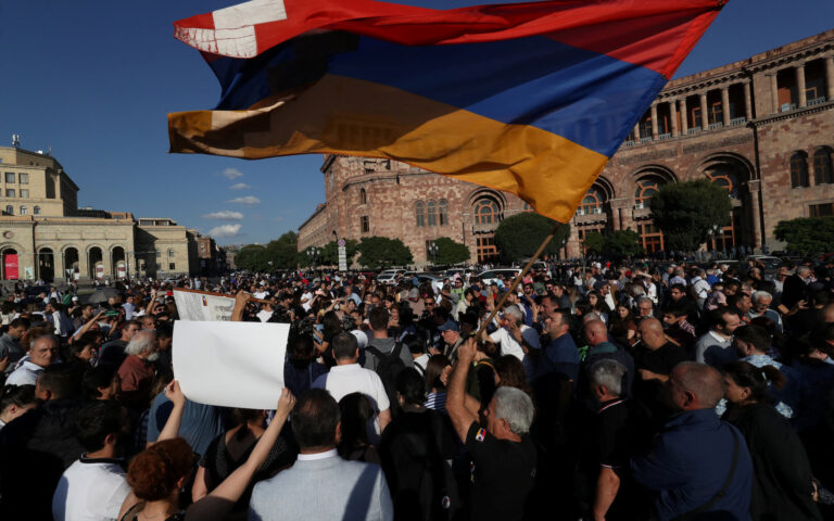 Αρμενία: Ταραχές μπροστά από την έδρα της κυβέρνησης στο Γερεβάν