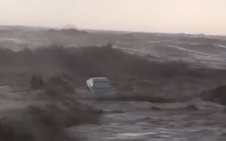 Πήλιο: Αυτοκίνητα χάνονται στη θάλασσα – Σαρωτικό το πέρασμα της κακοκαιρίας «Daniel» (βίντεο)