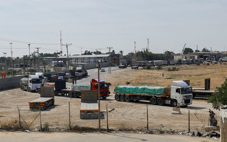 Δεκατέσσερα φορτηγά με ανθρωπιστική βοήθεια εισήλθαν σήμερα στη Γάζα από την Αίγυπτο