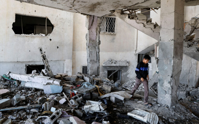 Μεσανατολικό: Ξεπερνούν τους 4.700 οι νεκροί στη Γάζα – Τεταμένο το κλίμα και στη Δυτική Οχθη