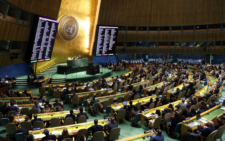 Ψήφισμα ΟΗΕ: «Η Ελλάδα τηρεί ισόρροπη στάση, σεβόμενη αρχές και αξίες του Διεθνούς Δικαίου»