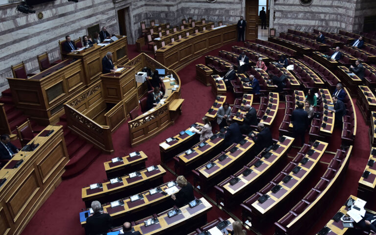 Βουλή: Κατά πλειοψηφία ψηφίσθηκε το νομοσχέδιο του Υπουργείου Υγείας