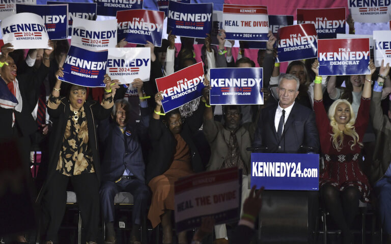 Ipsos: Στο 14% ο γιος του Ρ. Κένεντι αν αναμετρηθεί με τους Τραμπ – Μπάιντεν