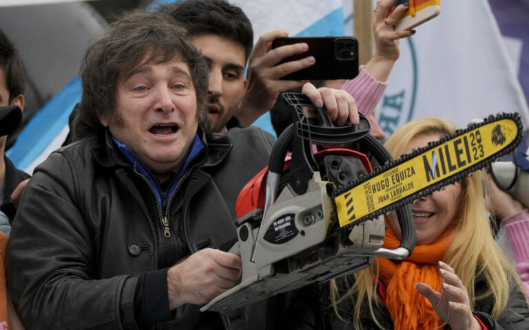Εκλογές την Κυριακή στην Αργεντινή: Ενας «εμπρηστής της πολιτικής» φαβορί για την προεδρία