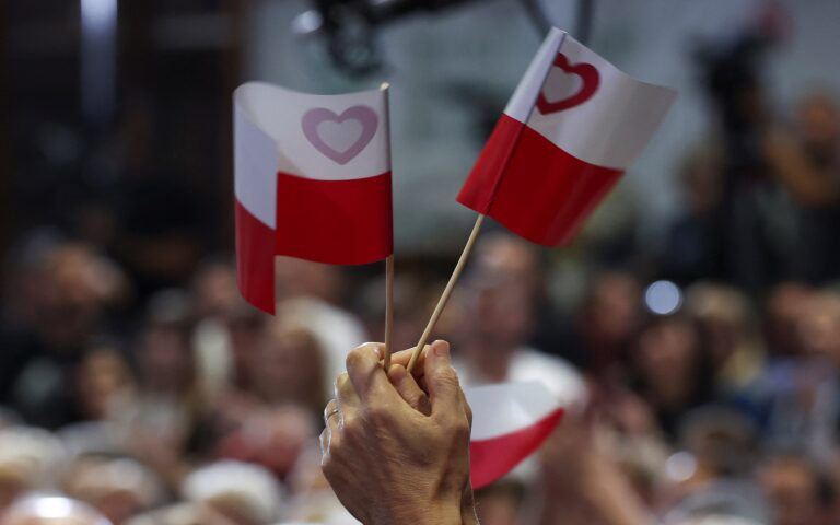 Πολωνία-εκλογές: Στις κάλπες οι ψηφοφόροι, με το κυβερνών κόμμα να έχει μικρό προβάδισμα