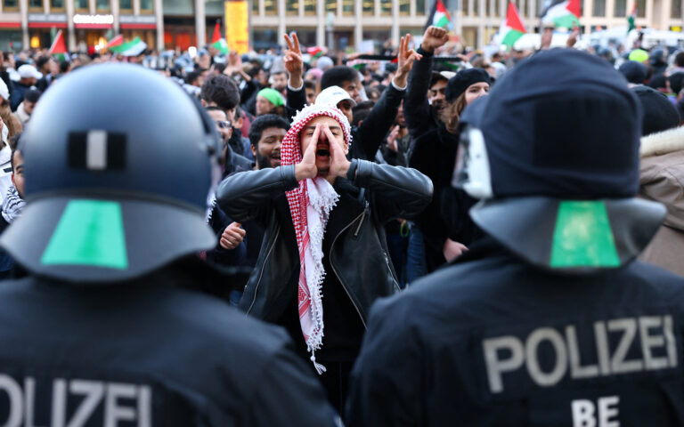65 αστυνομικοί τραυματίστηκαν κατά τη διάρκεια διαμαρτυρίας υπέρ της Παλαιστίνης στο Βερολίνο