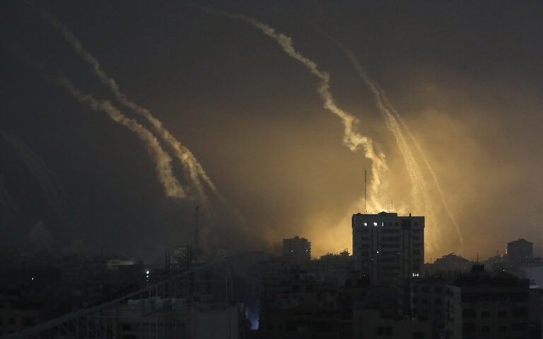 Οι ισραηλινές δυνάμεις εντείνουν τους βομβαρδισμούς – Οι χερσαίες επιχειρήσεις επεκτείνονται