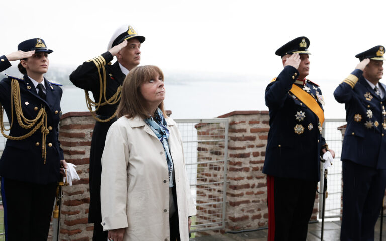 Η Κατερίνα Σακελλαροπούλου στην έπαρση σημαίας στον Λευκό Πύργο