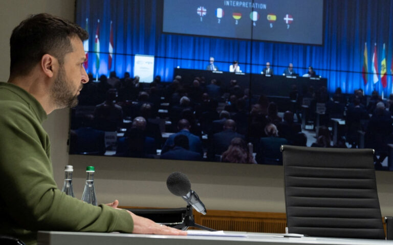 Ζελένσκι: Αιφνιδιαστική παρουσία στη σύνοδο των υπουργών Αμυνας του ΝΑΤΟ – Η ατζέντα των συζητήσεων