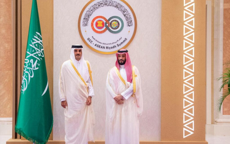 Οι ηγέτες Κατάρ και Σαουδικής Αραβίας στο ίδιο τραπέζι, με θέμα τις εξελίξεις στη Γάζα