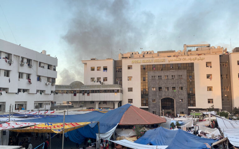 Γάζα: Ισραηλινό πλήγμα κατέστρεψε κτίριο του Αλ Σίφα – «Δεκάδες τα πτώματα γύρω από το νοσοκομείο»