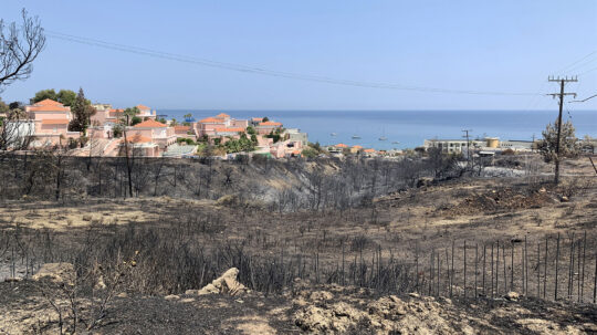 Πλημμύρες, πυρκαγιές κόστισαν 95 εκατ. στα ξενοδοχεία Θεσσαλίας και Ρόδου