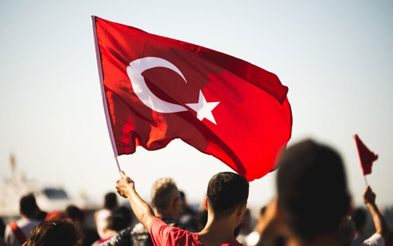 Κομισιόν: Η δημοκρατία και το κράτος δικαίου υποχωρούν στην Τουρκία