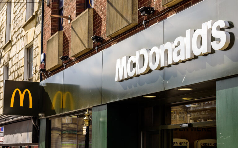 Βρετανία: «Επίθεση» με ποντίκια στα McDonald’s για την Παλαιστίνη