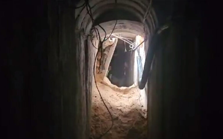 Δημοσιογράφος στα τούνελ της Χαμάς κάτω από το νοσοκομείο Αλ-Σίφα