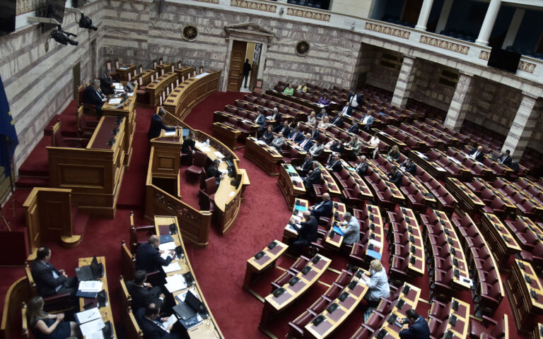 Βουλή: Live η συζήτηση του νομοσχεδίου για το νέο σύστημα επιλογής διοικήσεων στο Δημόσιο