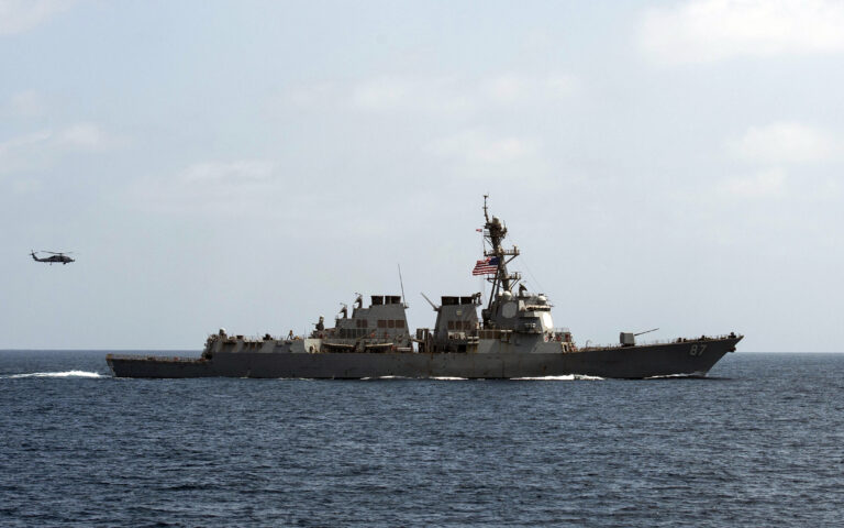 Ερυθρά Θάλασσα: Αμερικανικό καταδρομικό κατέρριψε πυραύλους των Χούθι