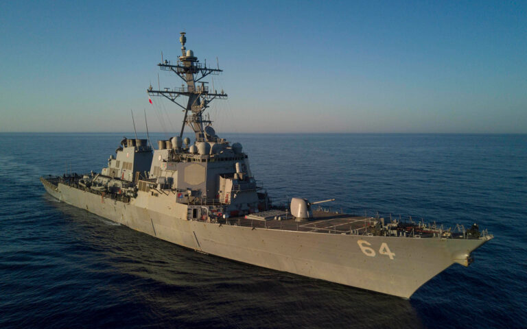 «Επίθεση σε αντιτορπιλικό των ΗΠΑ και σε εμπορικά πλοία στην Ερυθρά Θάλασσα»