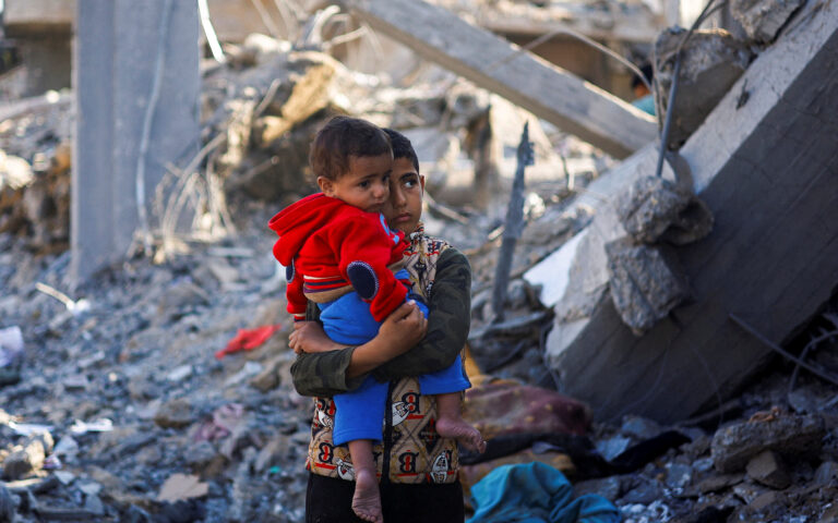 Η χερσαία επίθεση του Ισραήλ επεκτείνεται – Φόβος, σύγχυση και πανικός στη νότια Γάζα
