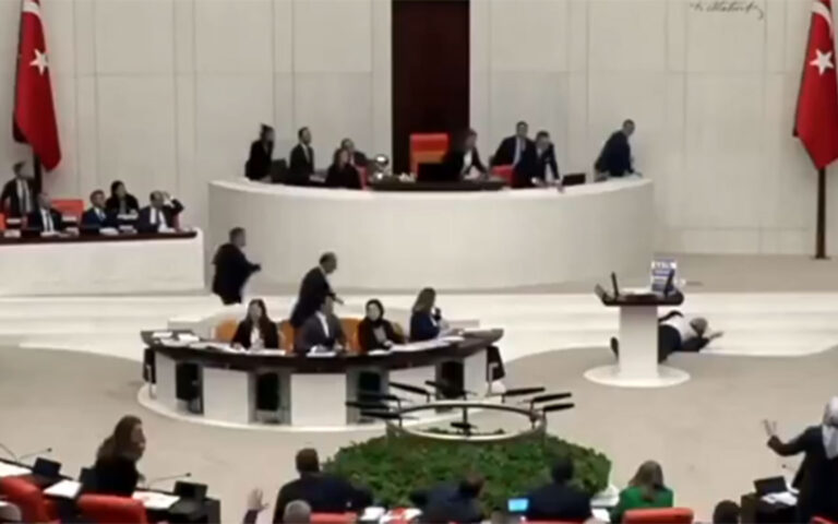 Τουρκία: Βουλευτής κατέρρευσε μέσα στο κοινοβούλιο (Βίντεο)