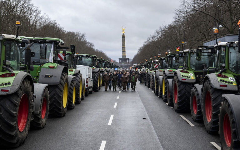 Γερμανία: Αγροτικό κίνημα κατά του Σολτς – Η AfD εκμεταλλεύεται τις κινητοποιήσεις