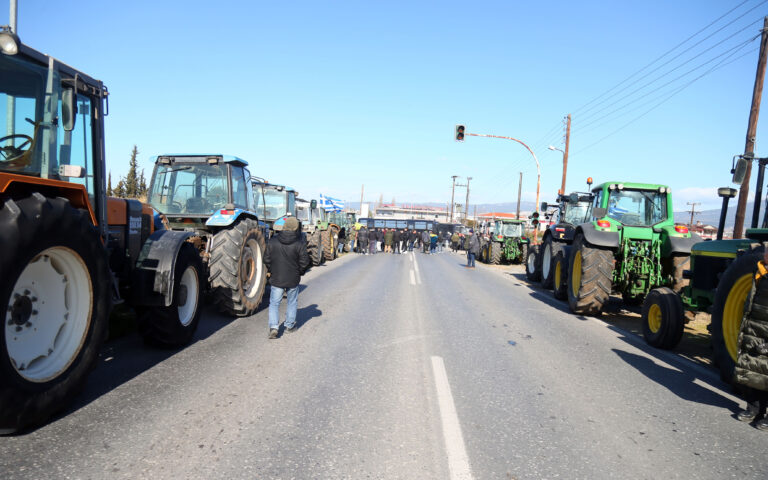 Αγρότες απέκλεισαν για λίγη ώρα την εθνική οδό Τρικάλων-Λάρισας