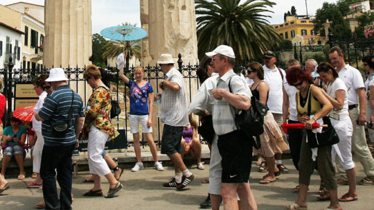 Ευνοεί τον ελληνικό τουρισμό η μείωση του πληθωρισμού