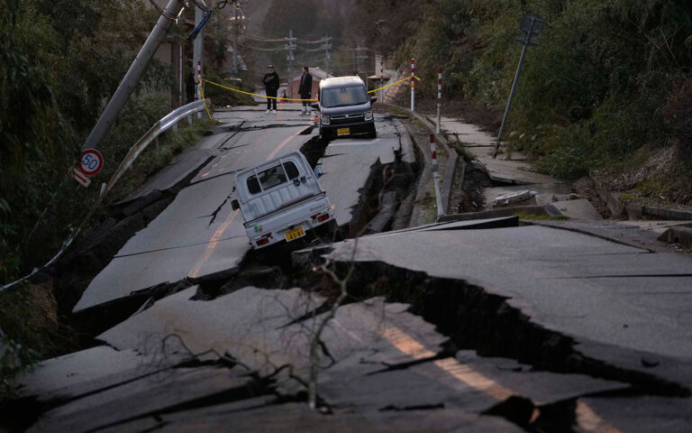 Ιαπωνία: Τουλάχιστον 55 οι νεκροί από τον σεισμό των 7,6 Ρίχτερ – Εικόνες καταστροφής