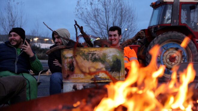 γαλλία-διαδηλωτές-αγρότες-καταστρέφ-562847890