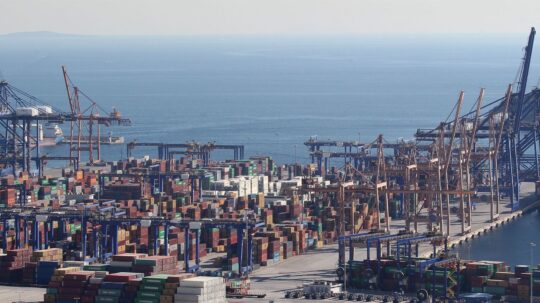 Η κρίση στο Σουέζ πλήττει και το λιμάνι του Πειραιά