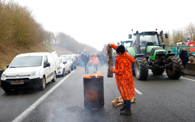 Γαλλία: Ερευνα για το αυτοκίνητο που έπεσε σε μπλόκο αγροτών σκοτώνοντας μία γυναίκα