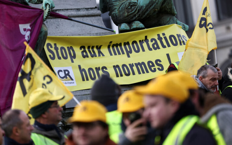 Γαλλία: Συνεχίζονται οι διαμαρτυρίες των αγροτών με μπλόκα και συγκεντρώσεις
